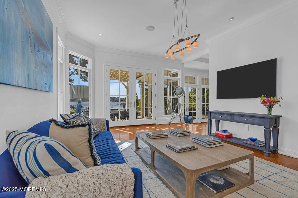 Interior, Living room, Pendant Lights, Recessed Lighting, Wood Texture Flooring