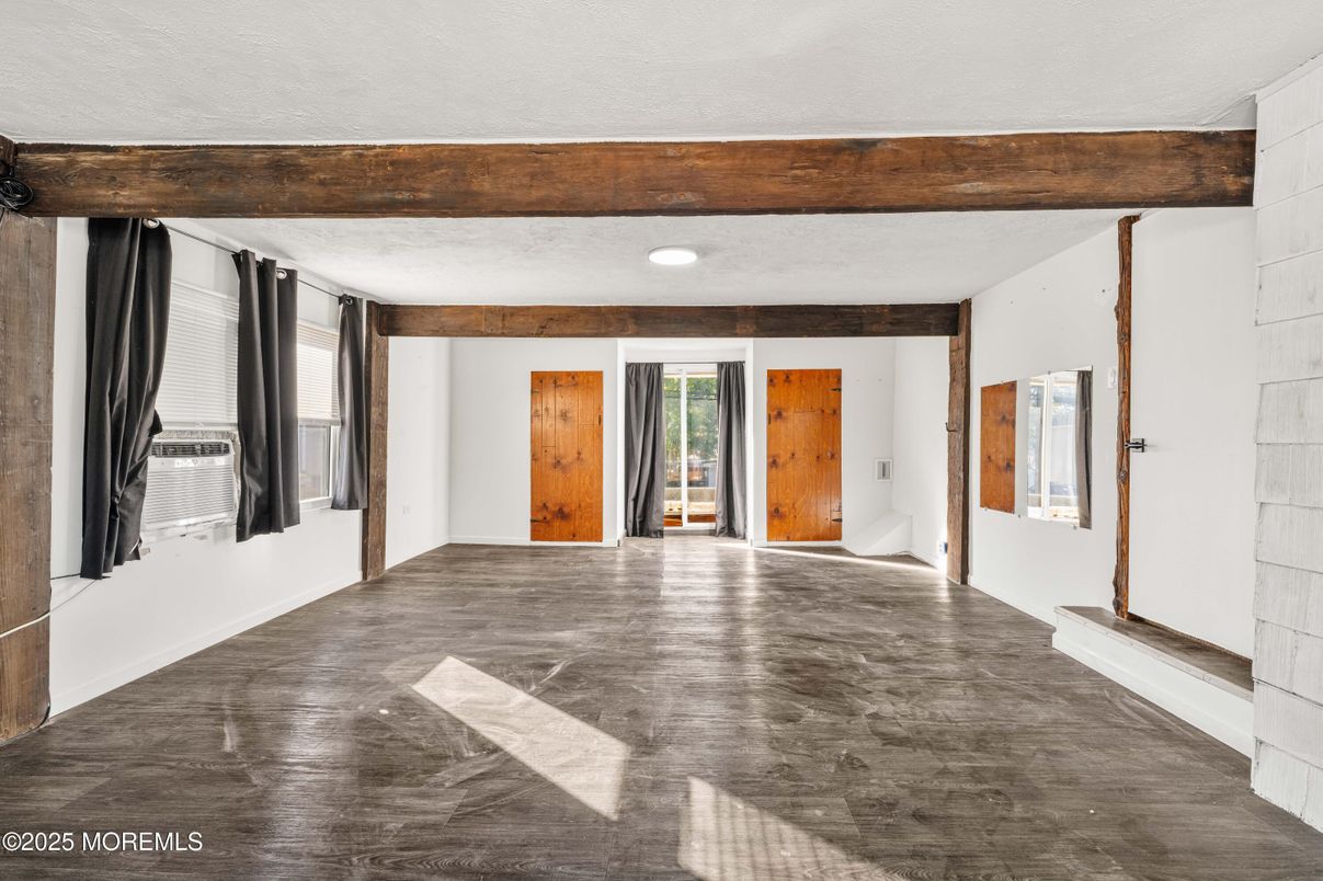 Empty room, Interior, Recessed Lighting, Wooden Beams