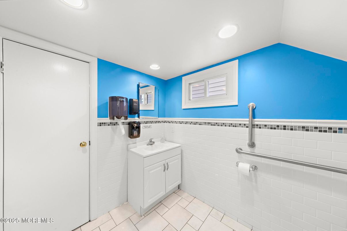 Bathroom, Interior, Recessed Lighting, Washer