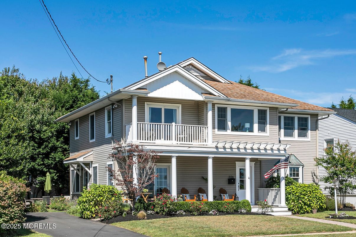 Exterior, Facade, Queen Anne Victorian