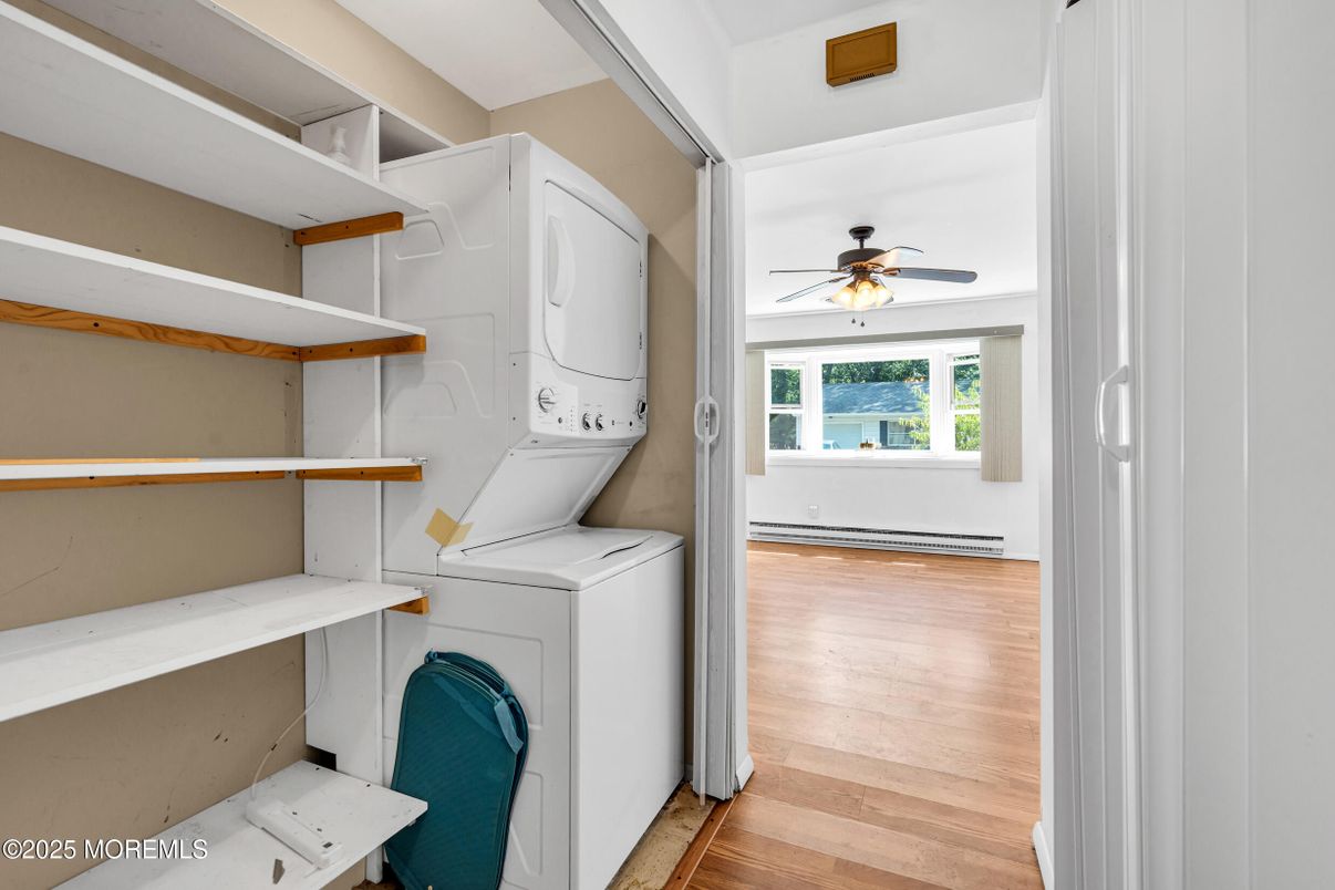 Interior, Utility Closets, Washer, Wood Texture Flooring