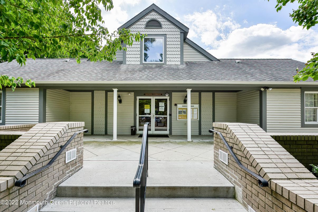 Exterior, Facade, Ranch