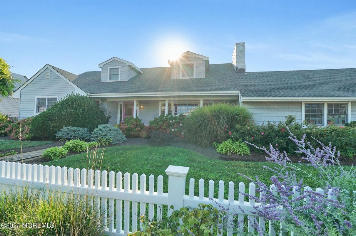 Attached, Exterior, Facade, Cape Cod