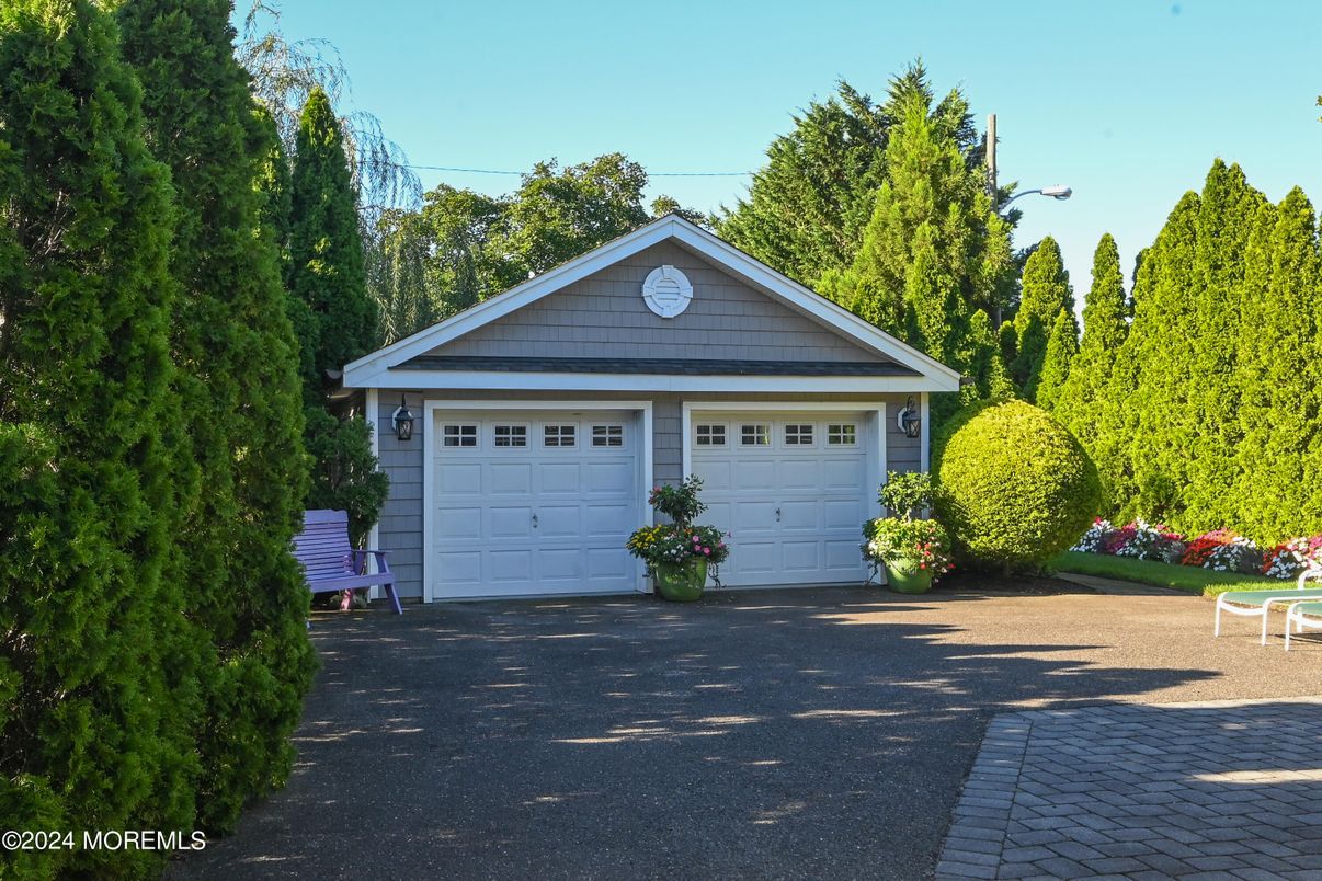 Detached Garage, Exterior