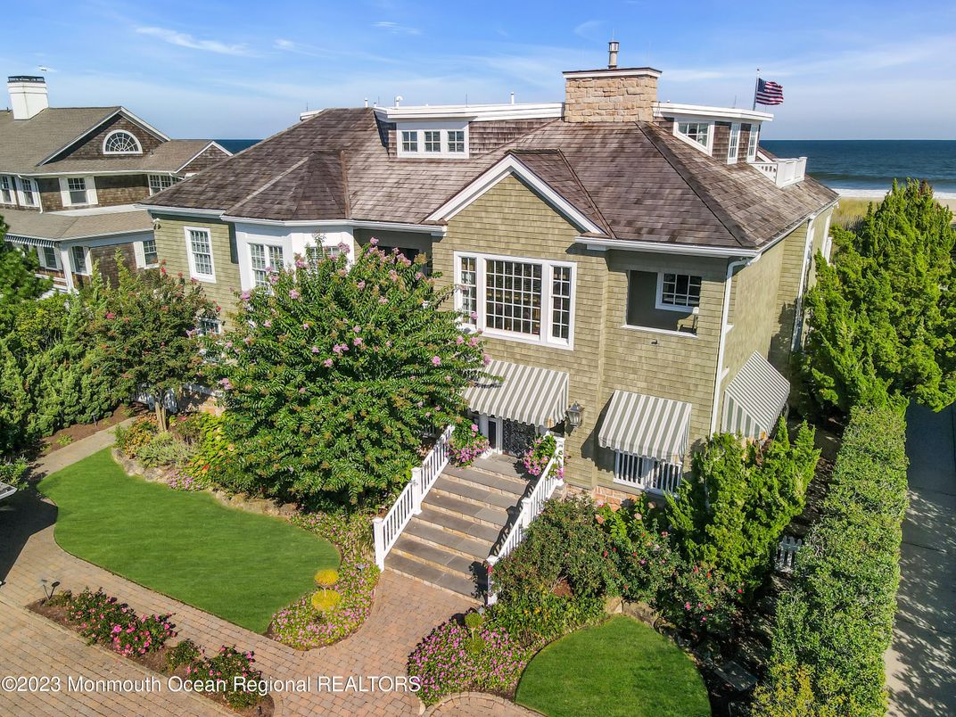 Exterior, Facade, Water, Queen Anne Victorian