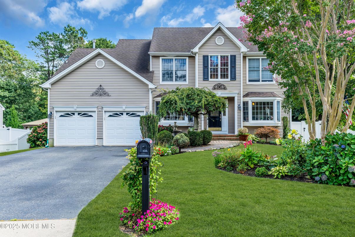 Attached, Exterior, Facade, Queen Anne Victorian