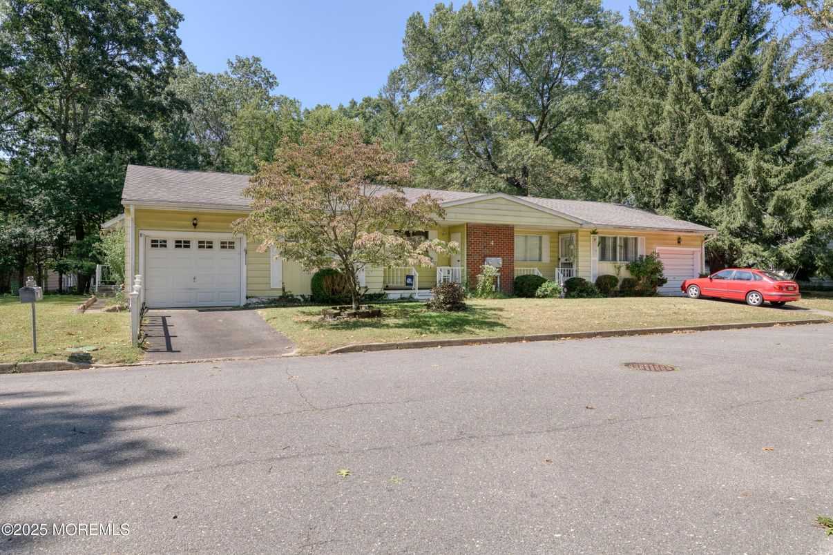 Attached, Exterior, Facade, Brick Facade, Ranch