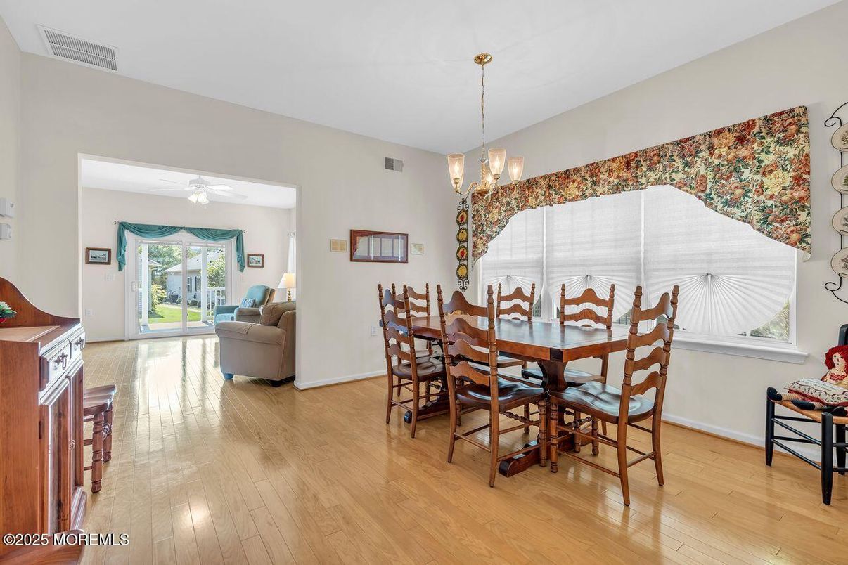 Chandelier, Dining room, Interior, Living room, Pendant Lights, Wood Texture Flooring