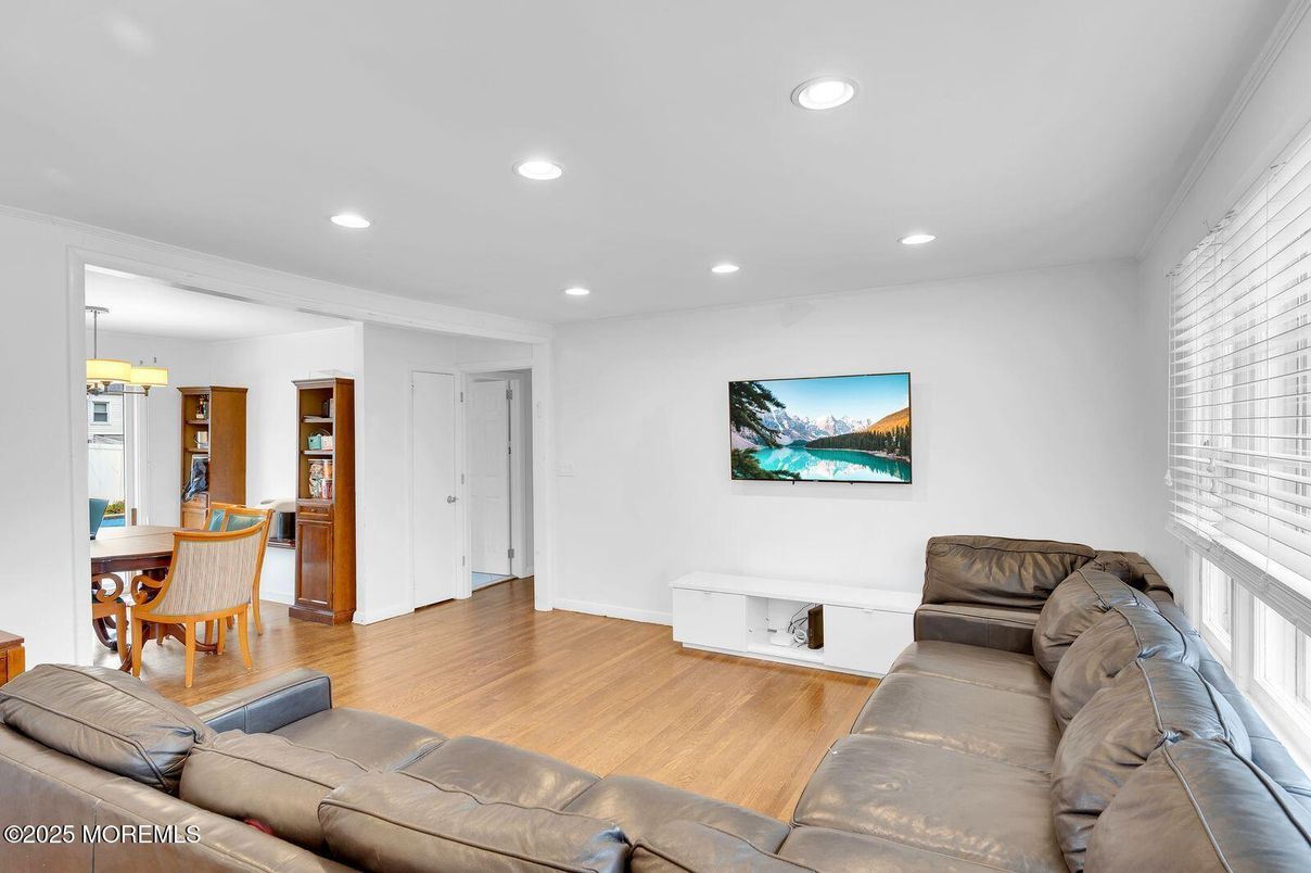 Chandelier, Dining room, Interior, Living room, Recessed Lighting, Wood Texture Flooring