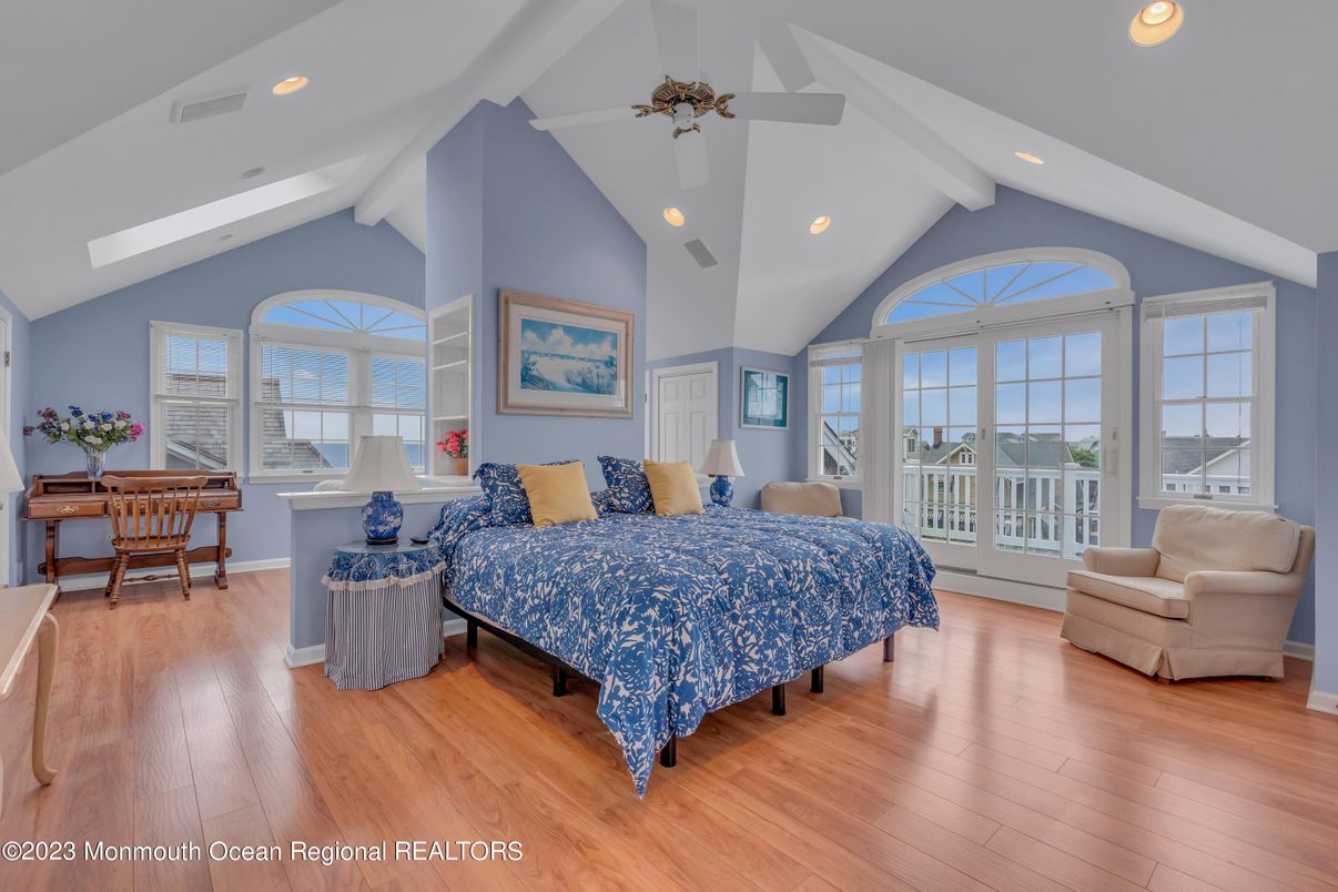 Bedroom, Dining room, Interior, Recessed Lighting, Wood Texture Flooring