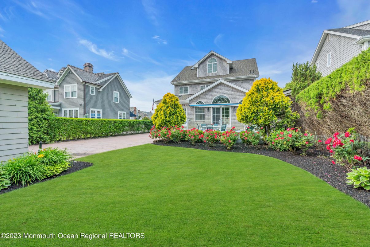 Backyard, Exterior, Facade, Queen Anne Victorian