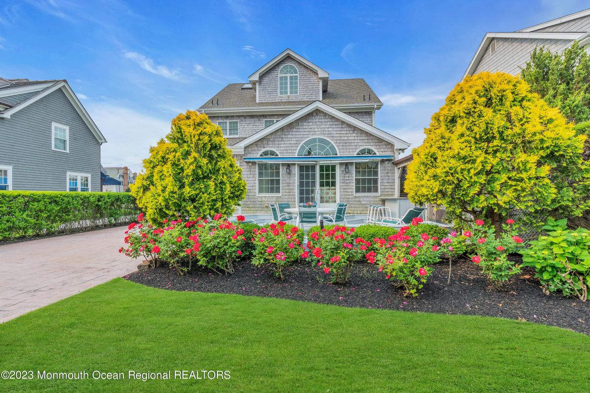 Exterior, Facade, Queen Anne Victorian