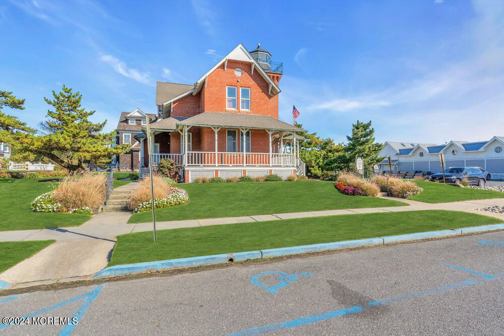 Exterior, Facade, Brick Facade, Queen Anne Victorian