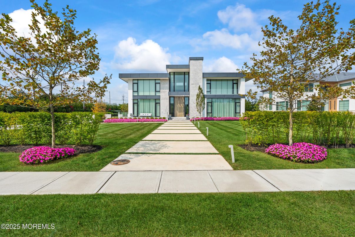 Backyard, Exterior, Facade, Modern