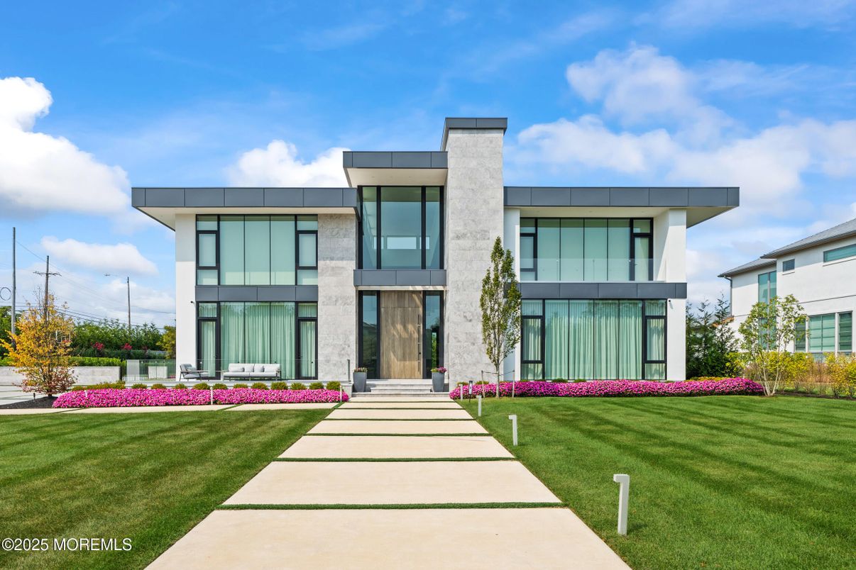 Backyard, Exterior, Facade, Modern