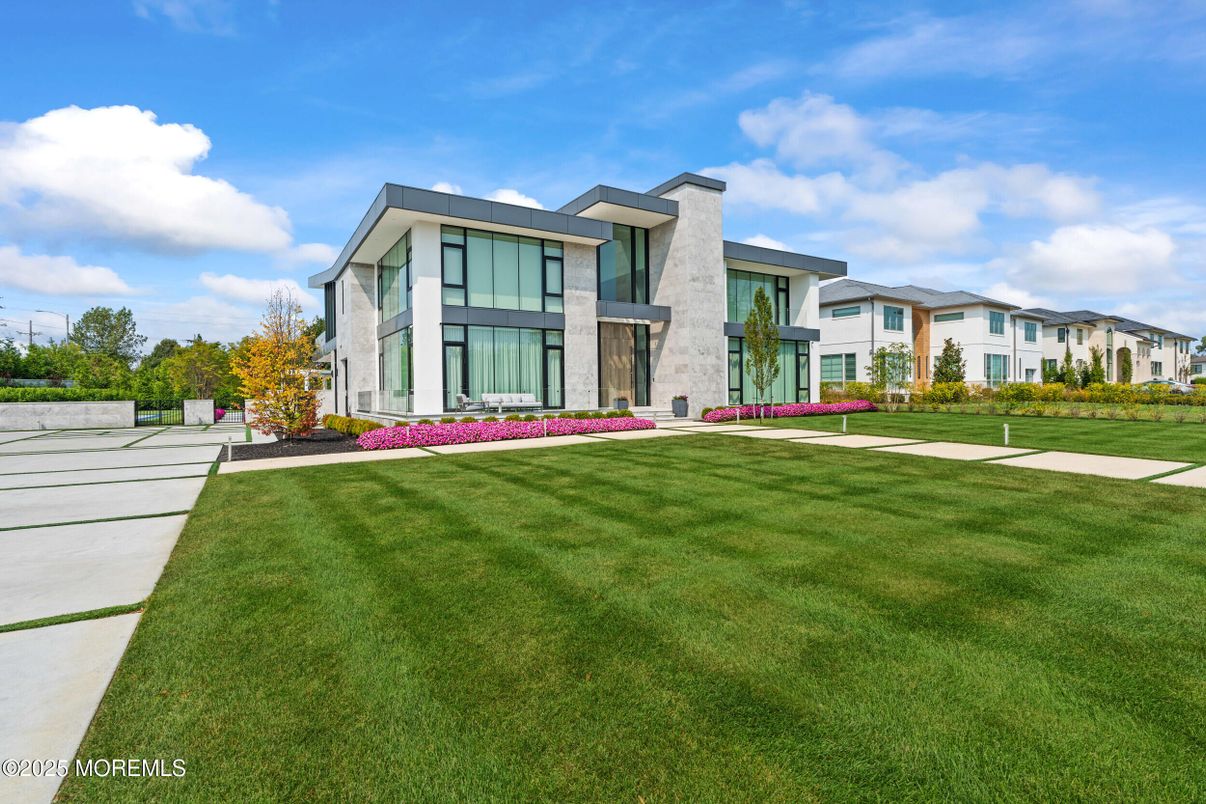 Backyard, Exterior, Facade, Modern