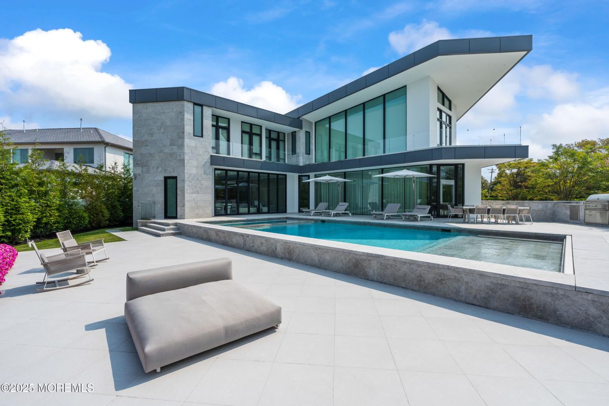 Exterior, Facade, Pool, Modern