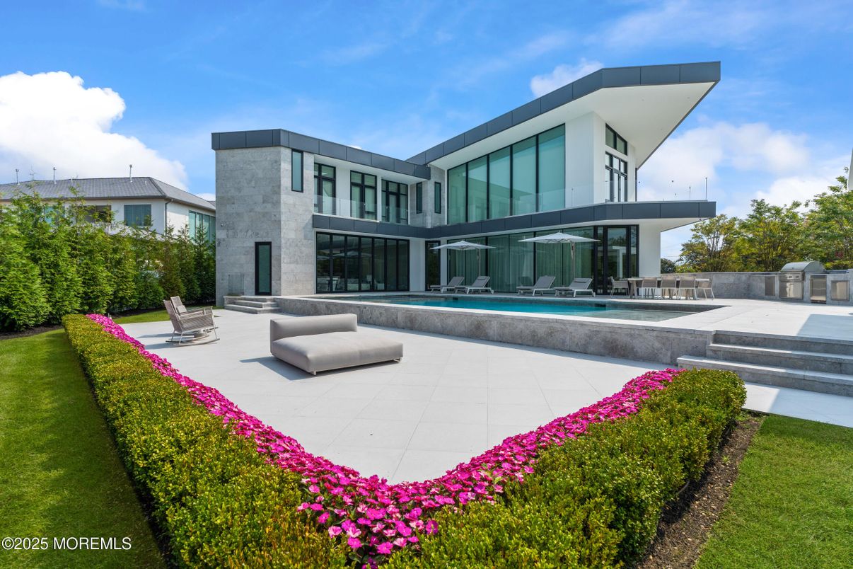 Backyard, Exterior, Facade, Pool, Modern