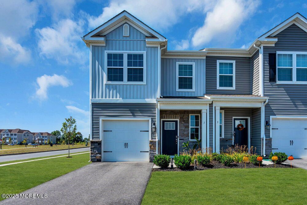 Attached, Exterior, Facade, Rowhouse
