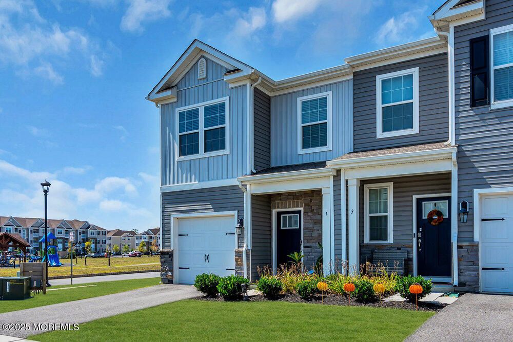 Attached, Exterior, Facade, Rowhouse