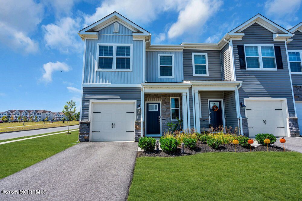 Attached, Exterior, Facade, Rowhouse