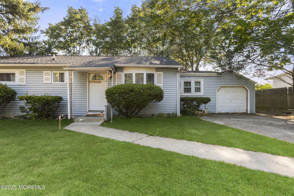 Attached, Exterior, Facade, Ranch