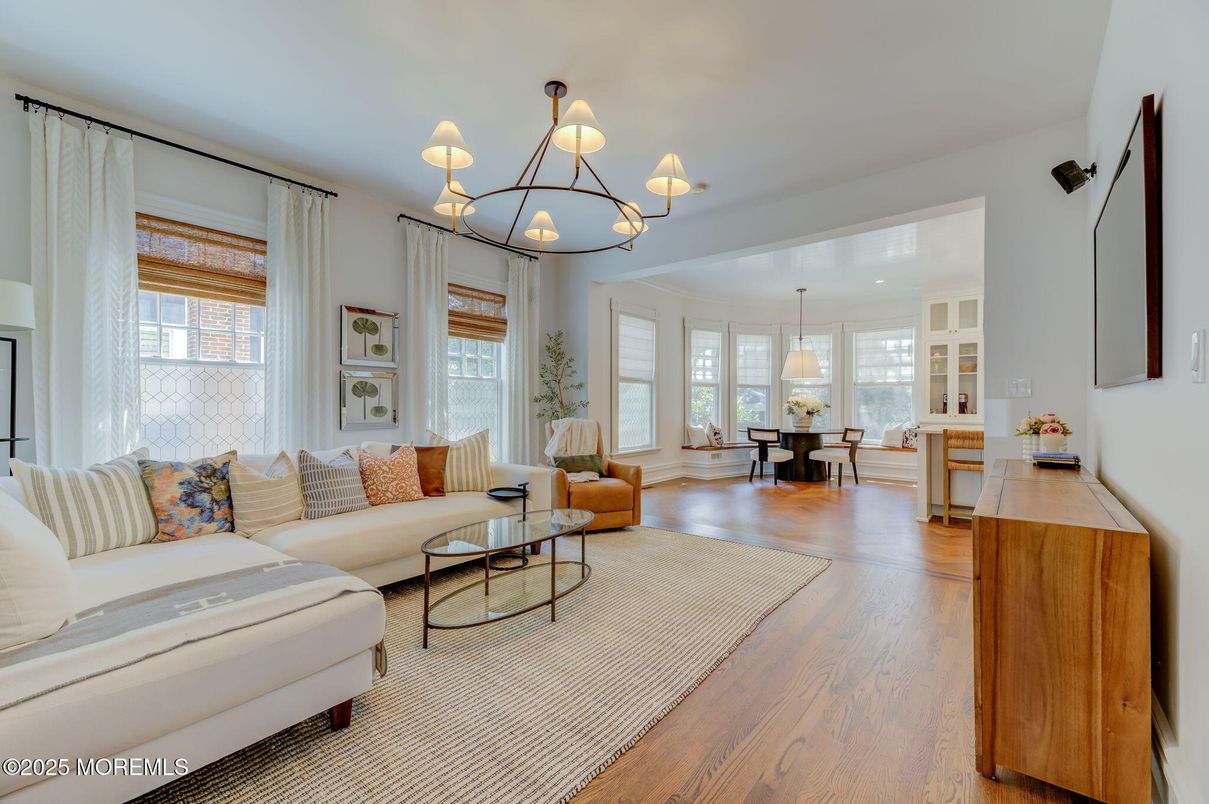 Chandelier, Dining room, Interior, Living room, Pendant Lights, Wood Texture Flooring