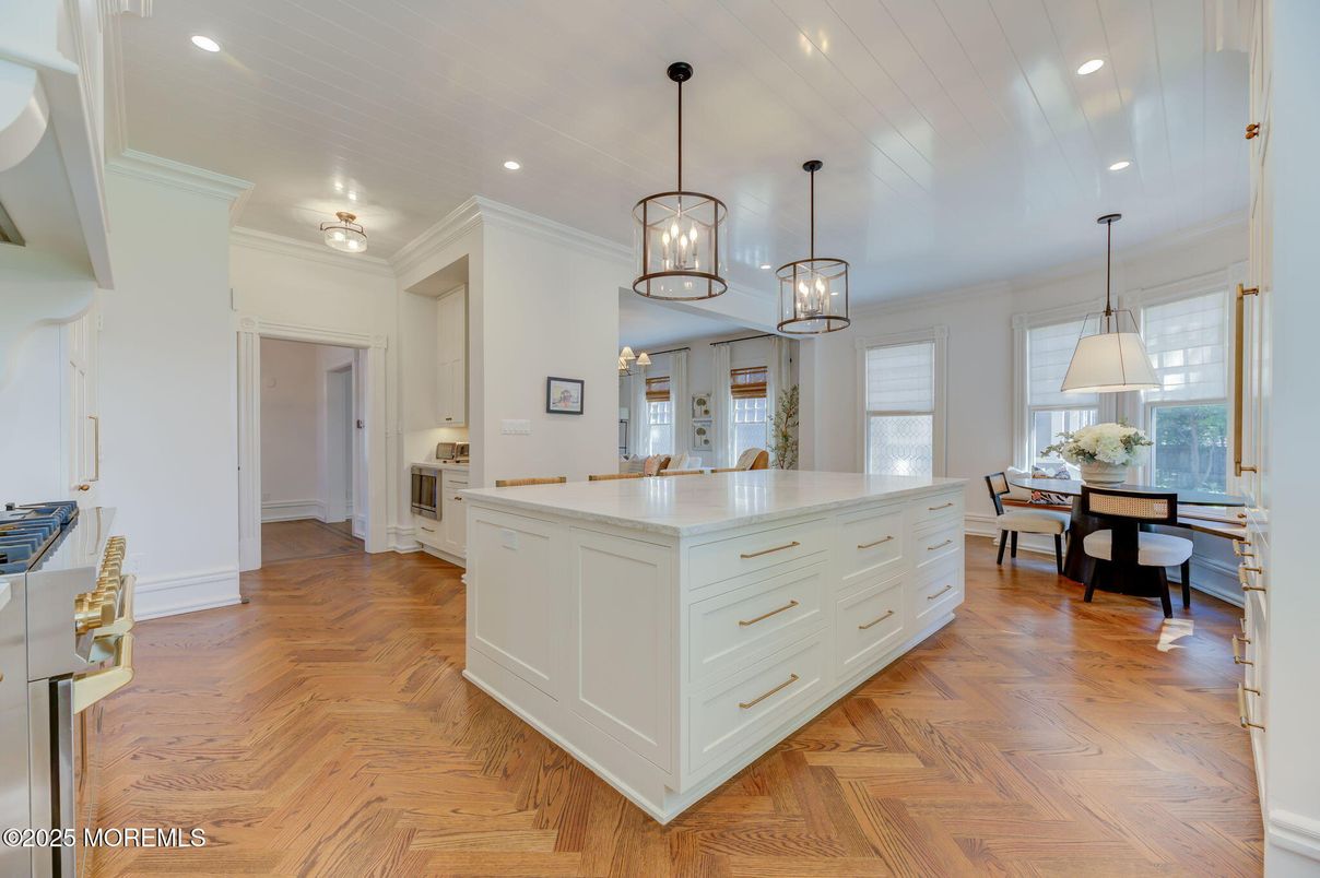 Dining room, Interior, Kitchen, Pendant Lights, Recessed Lighting, Wood Texture Flooring