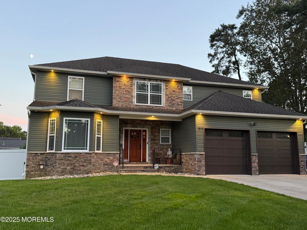 Attached, Exterior, Facade, Ranch