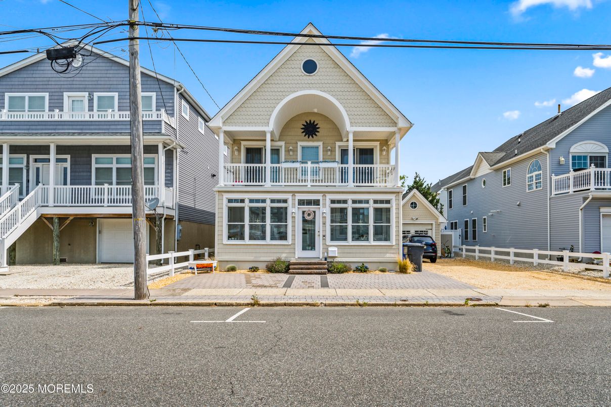 Exterior, Facade, Queen Anne Victorian