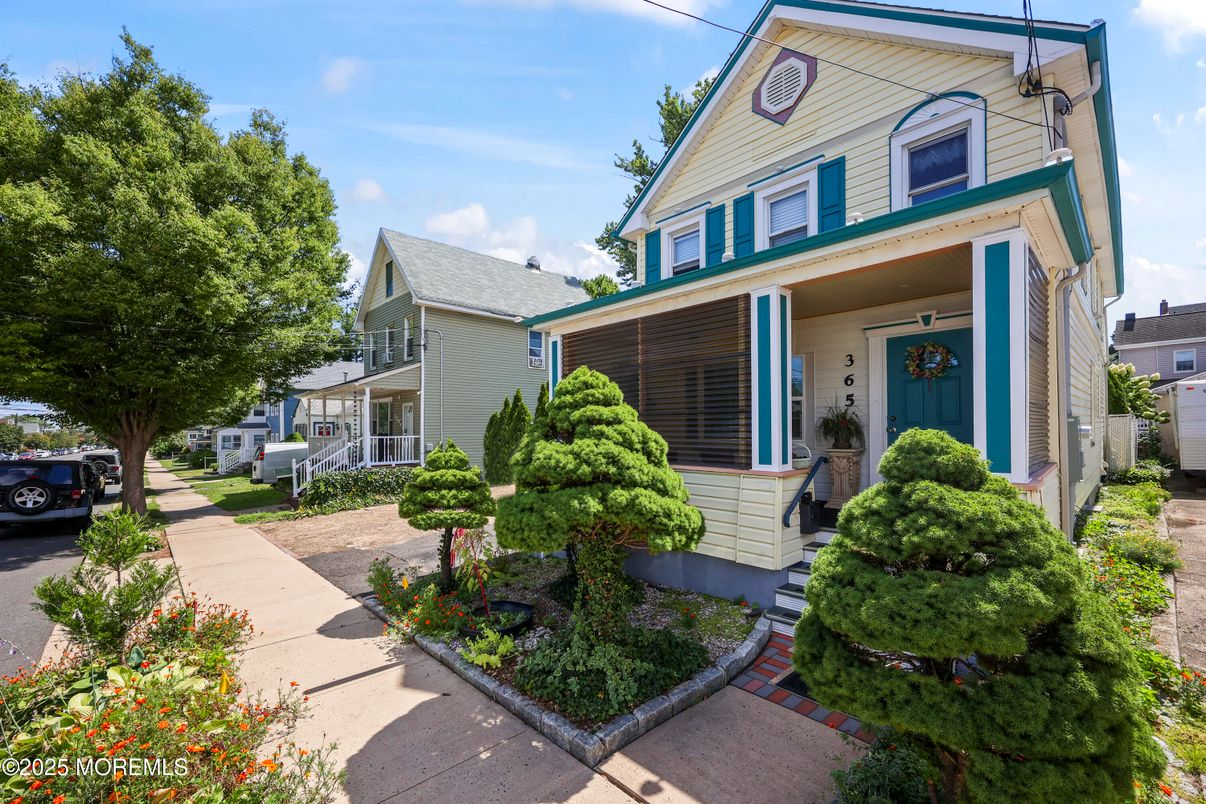 Exterior, Facade, Queen Anne Victorian