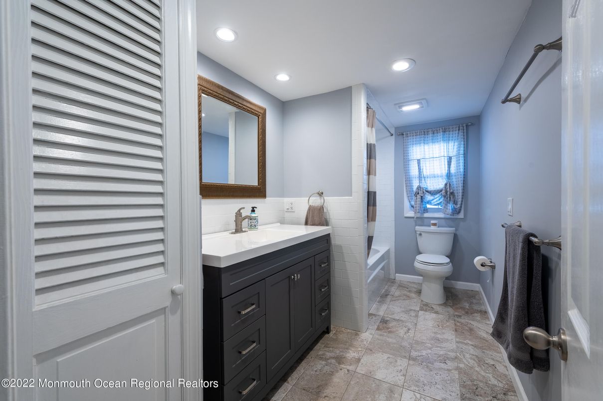 Bathroom, Interior, Recessed Lighting