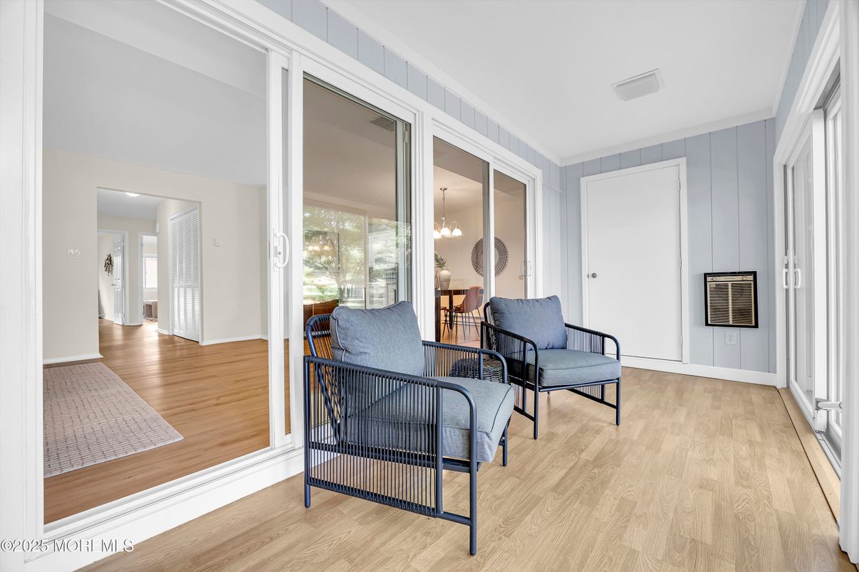 Interior, Pendant Lights, Wood Texture Flooring