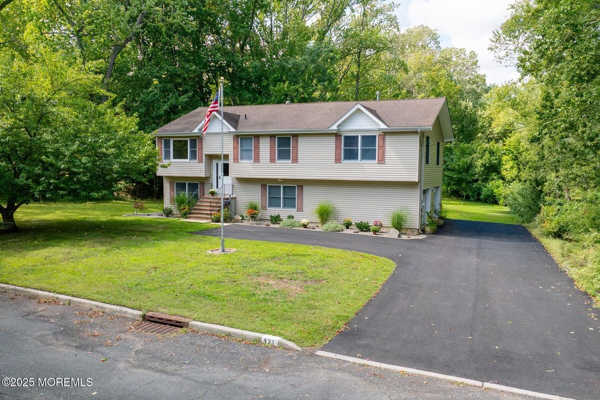 Exterior, Facade, Raised Ranch