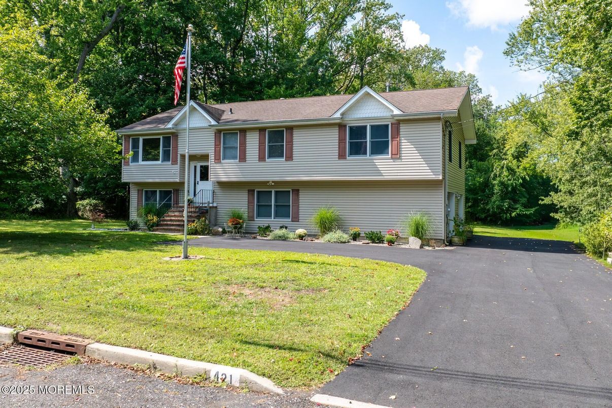 Attached, Exterior, Facade, Raised Ranch