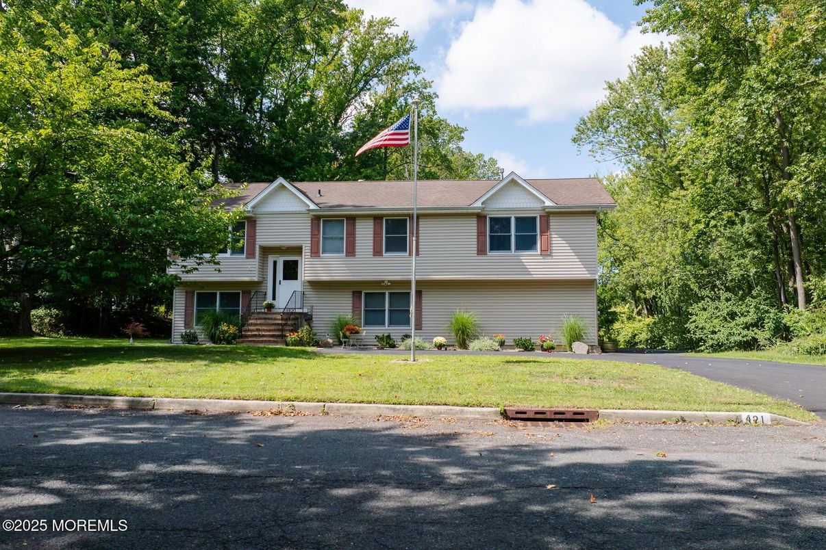 Exterior, Facade, Raised Ranch
