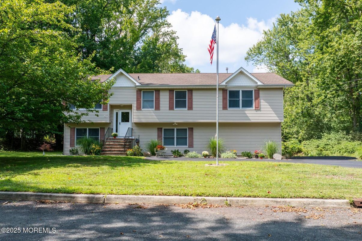 Exterior, Facade, Raised Ranch