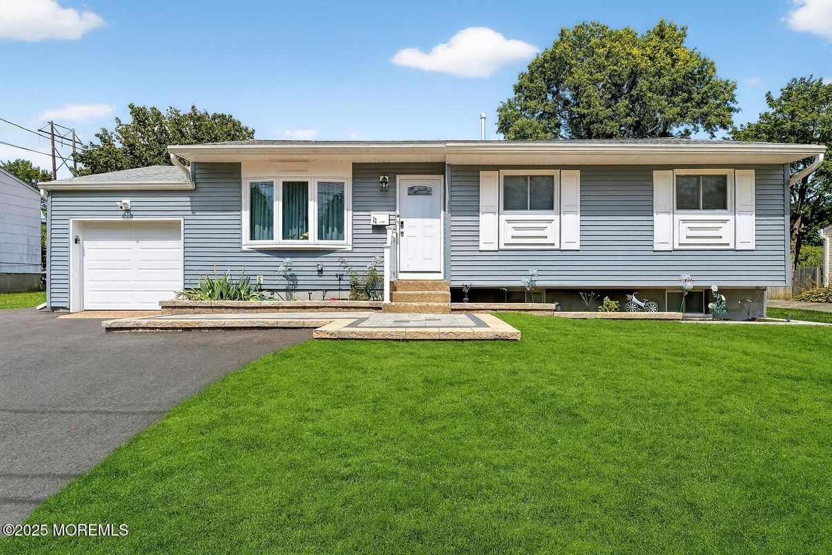 Attached, Exterior, Facade, Raised Ranch