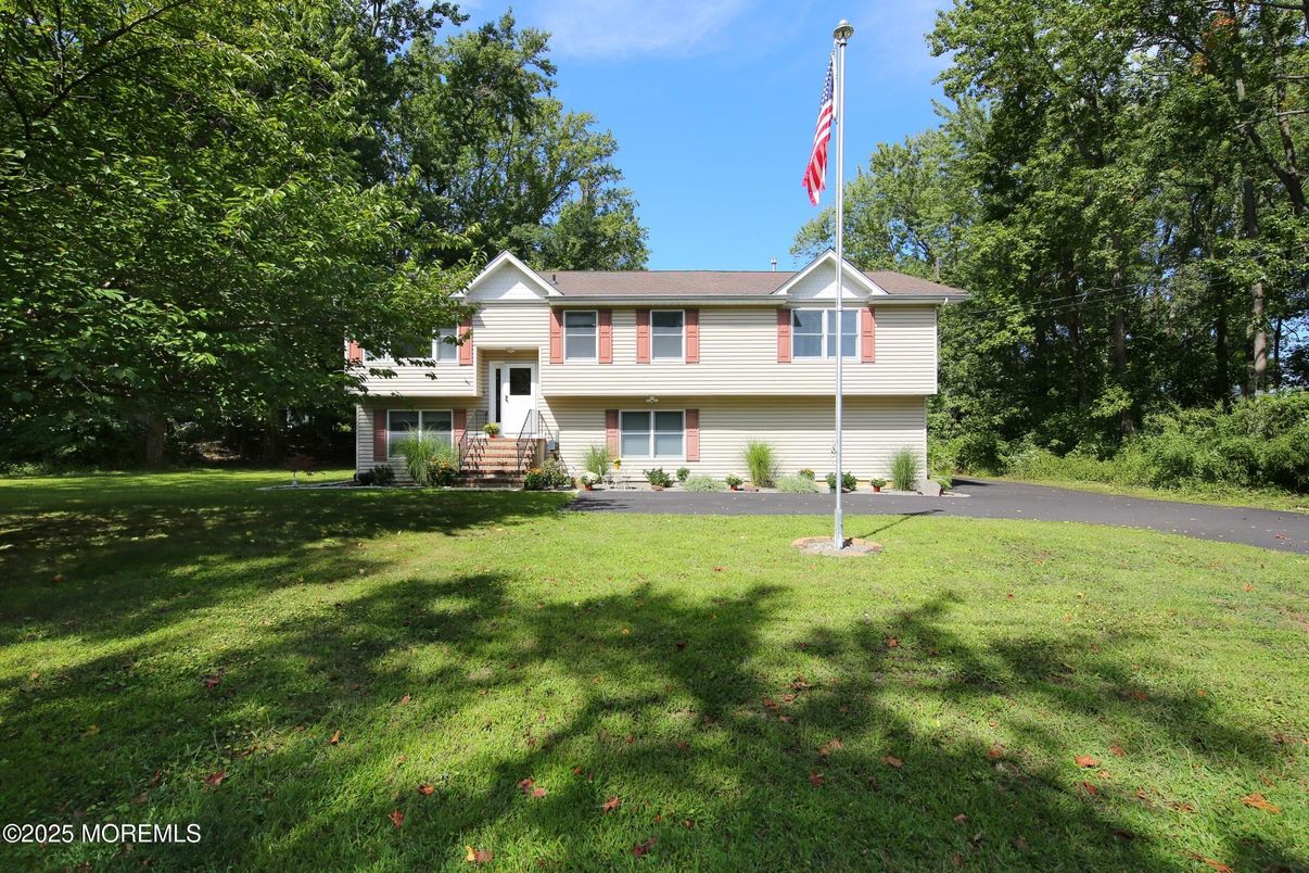 Backyard, Exterior, Facade, Raised Ranch
