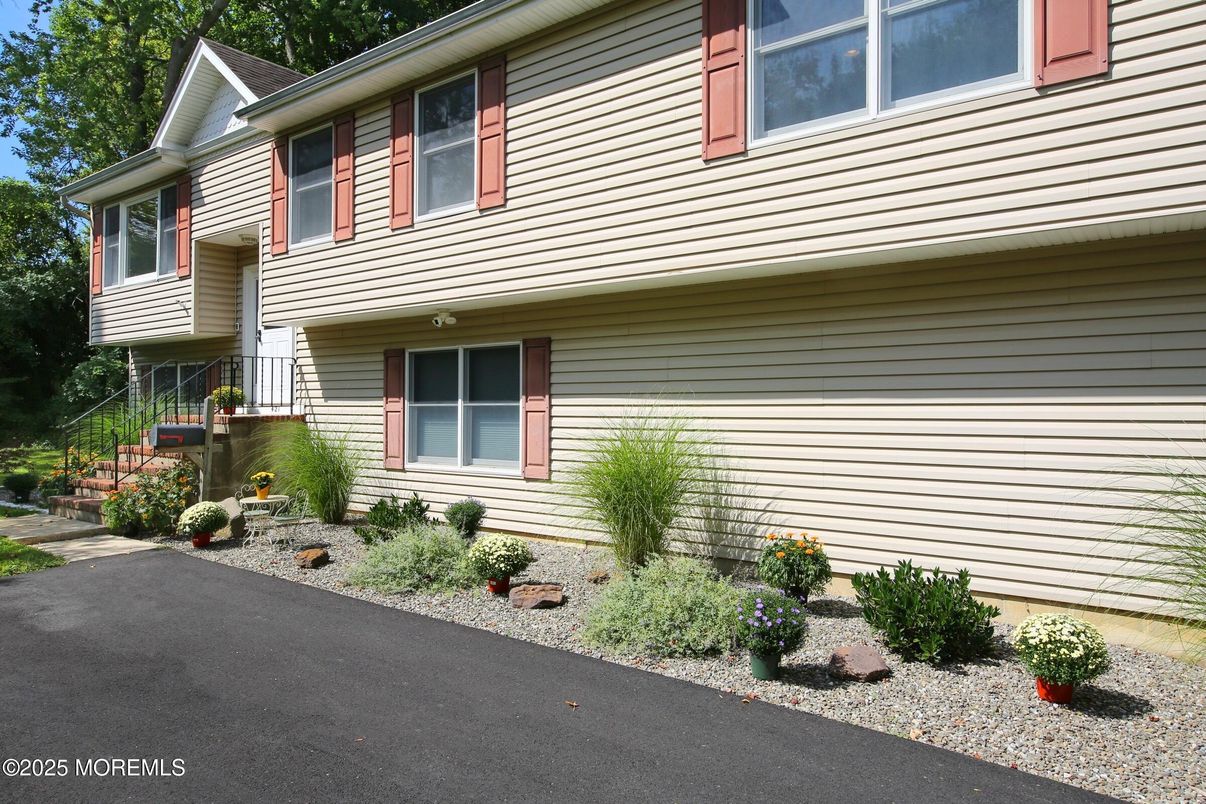 Exterior, Facade, Raised Ranch
