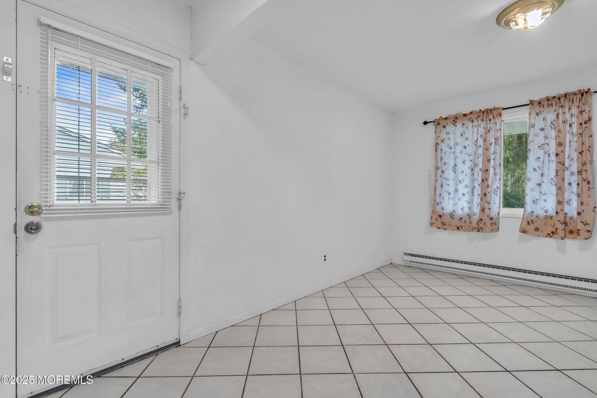 Empty room, Interior