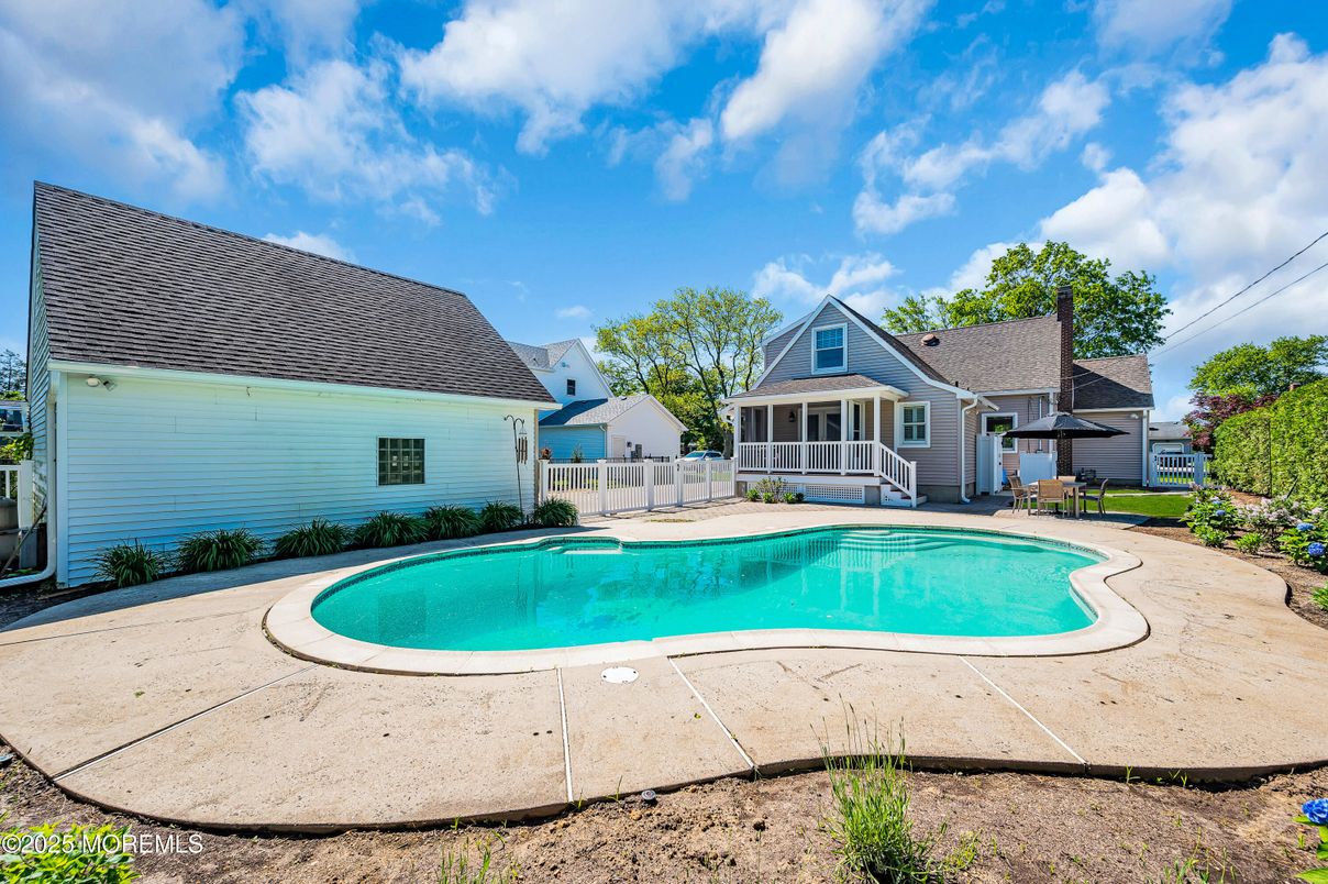 Exterior, Pool