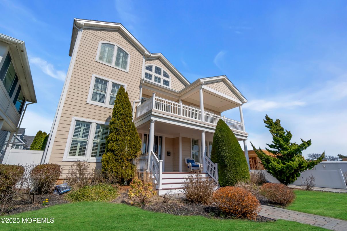 Exterior, Facade, Queen Anne Victorian