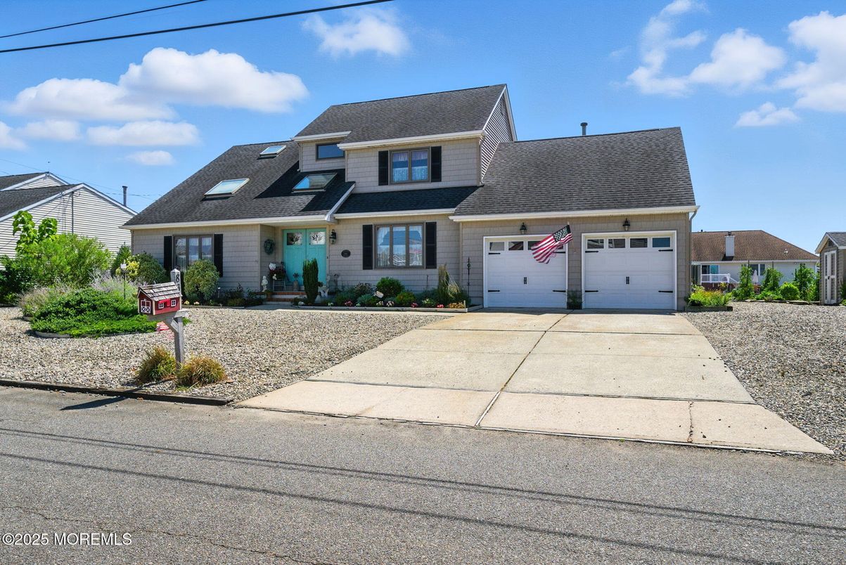 Attached, Exterior, Facade, Cape Cod