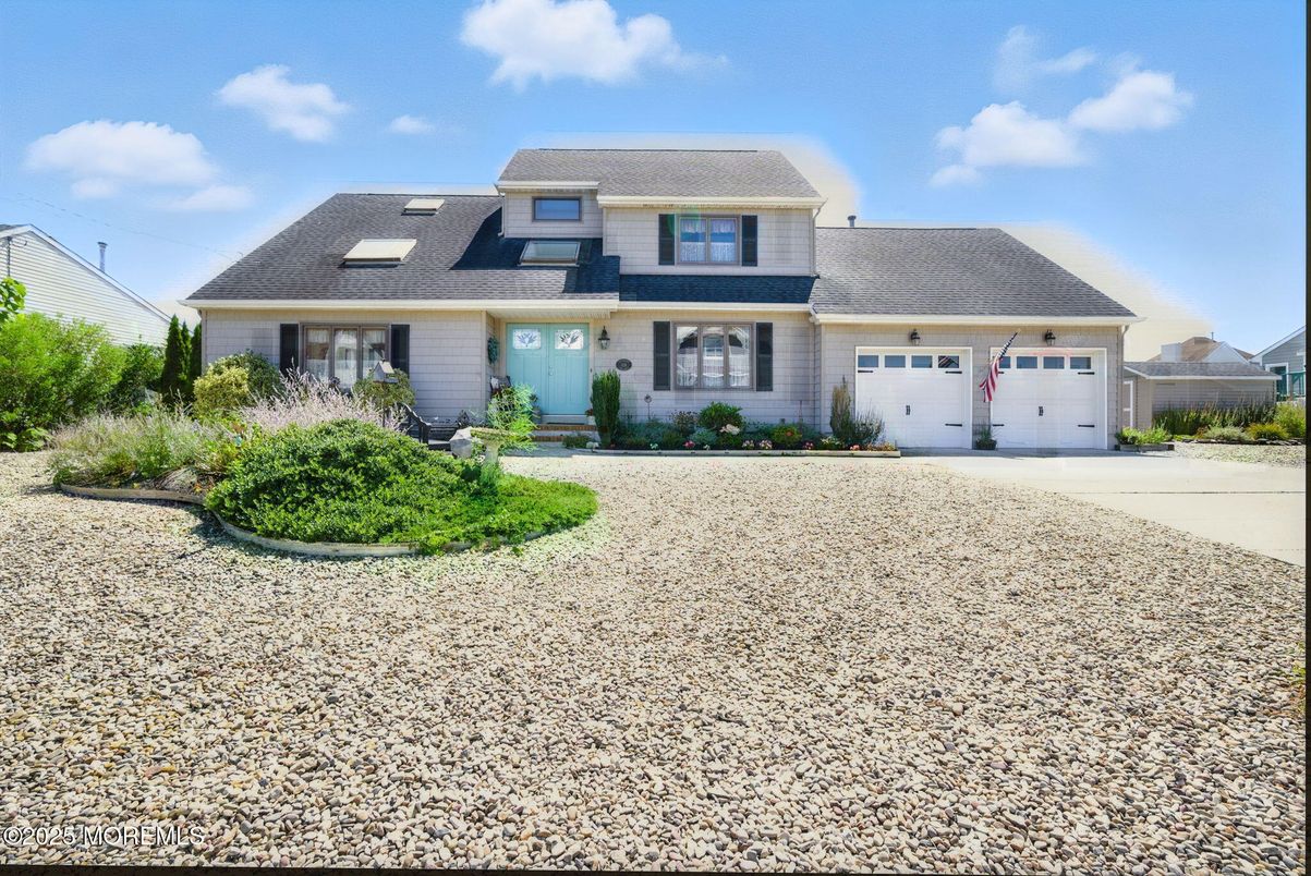 Attached, Exterior, Facade, Cape Cod