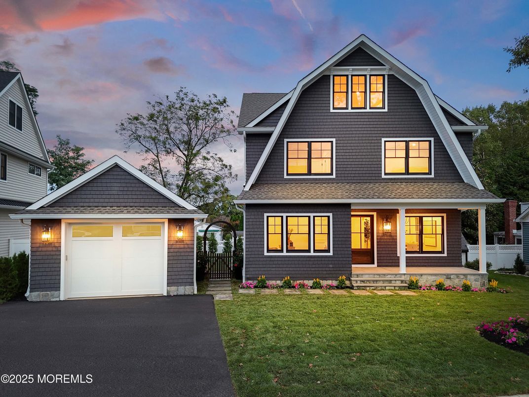 Attached, Exterior, Facade, American Craftsman