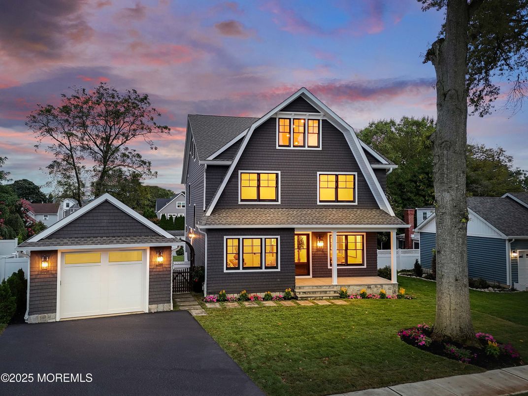 Attached, Exterior, Facade, American Craftsman
