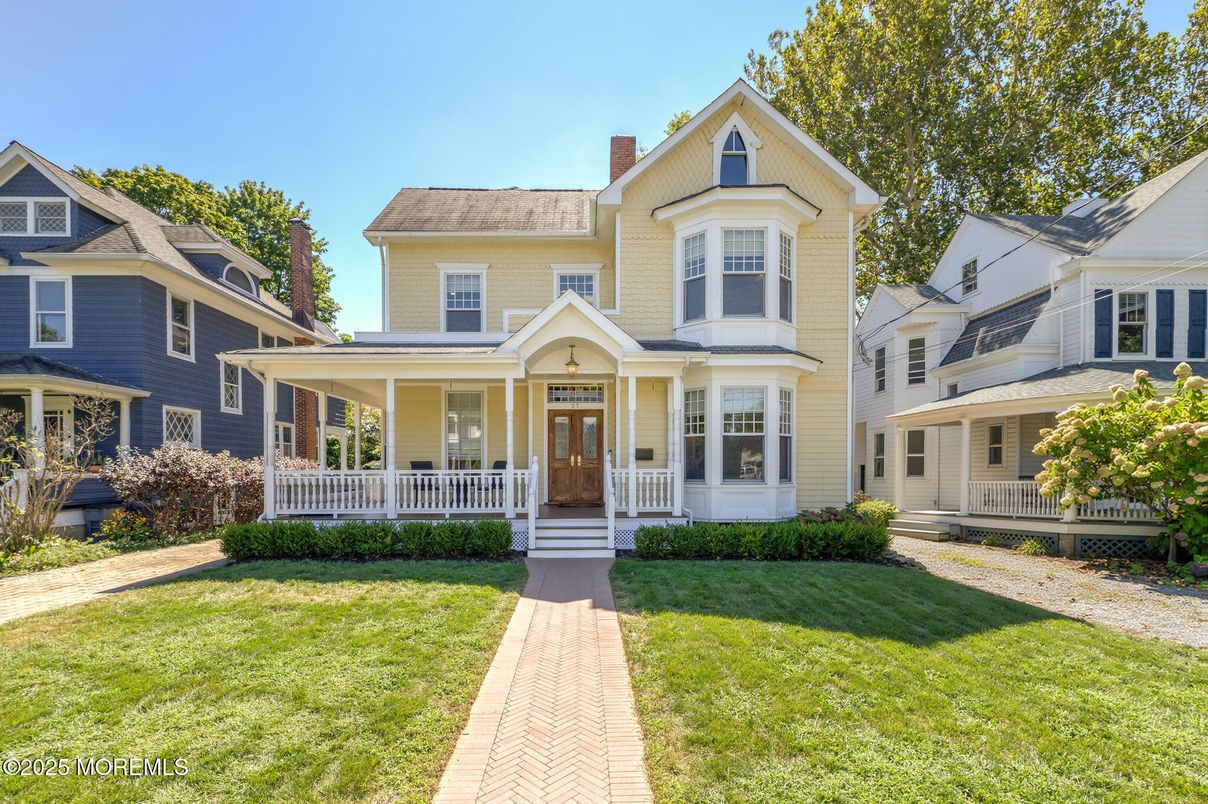 Exterior, Facade, Queen Anne Victorian
