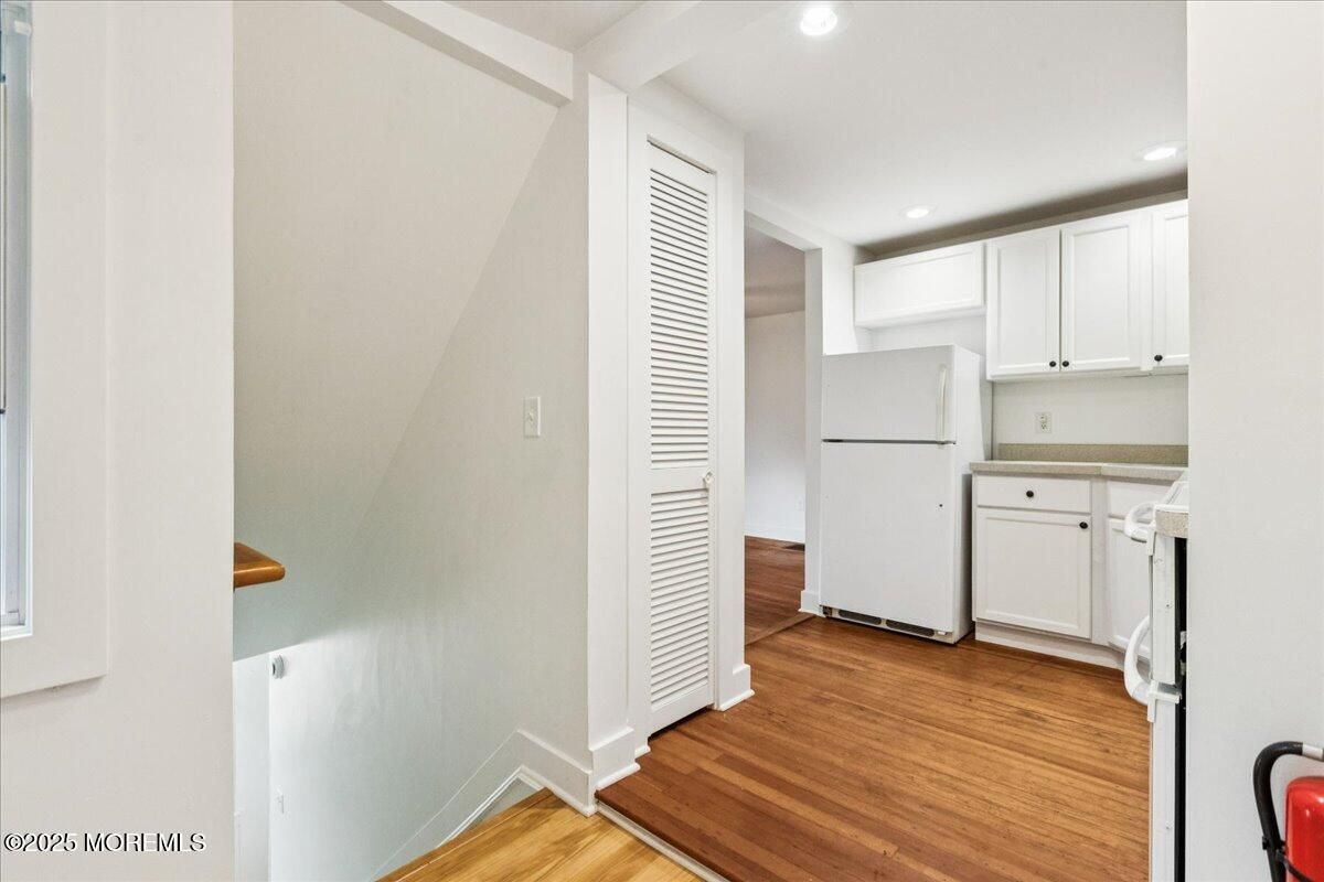 Interior, Recessed Lighting, Washer, Wood Texture Flooring