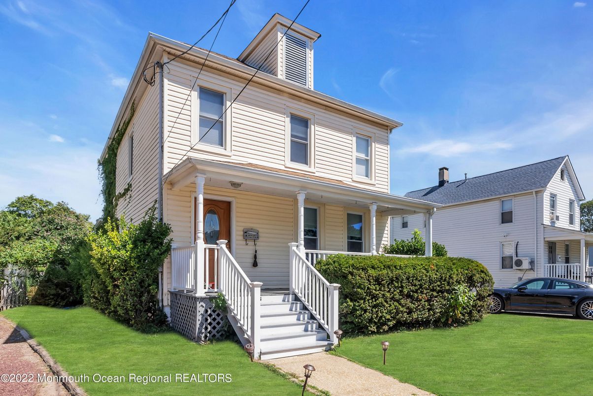 Exterior, Facade, American Foursquare